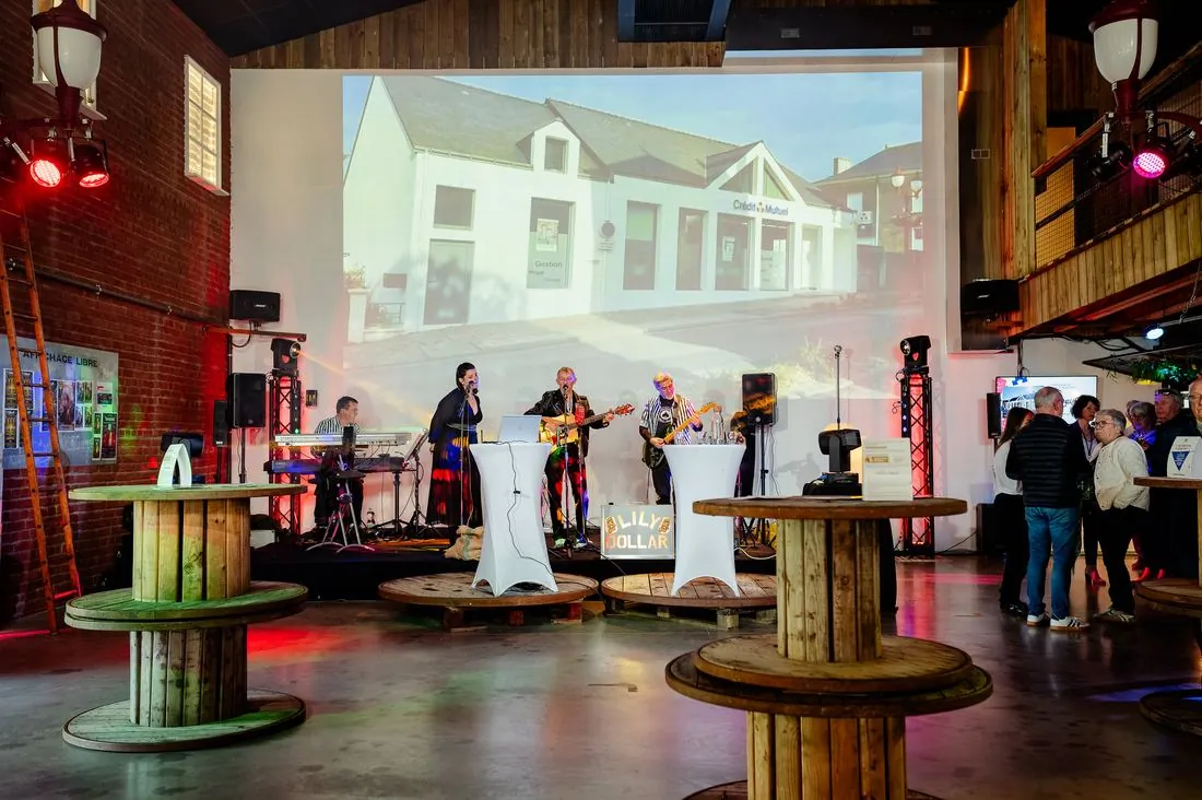 Musiciens sur scène devant une projection lors d’un événement culturel