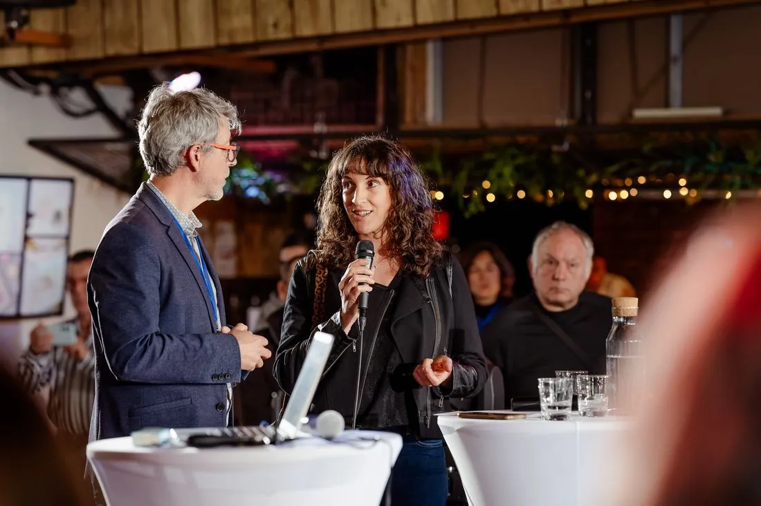 Duo d’animateurs au micro lors d’une soirée au Hangar