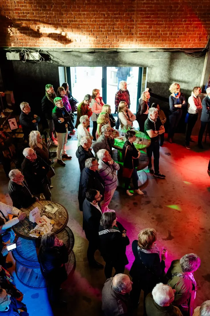 Foule photographiée en plongée lors d’une soirée festive