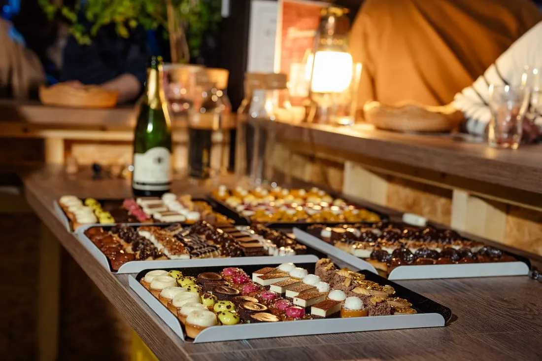 Buffet de mignardises et bouteille de champagne sous une lumière chaude