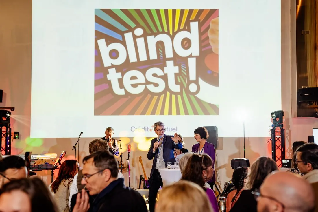 Soirée blind test avec public et animateur sur scène