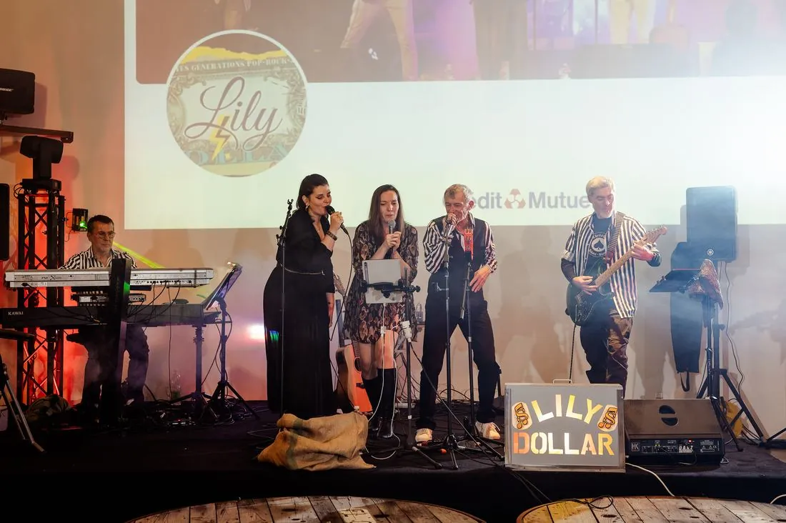 Chanteuses en concert sur scène lors d’une soirée d’entreprise