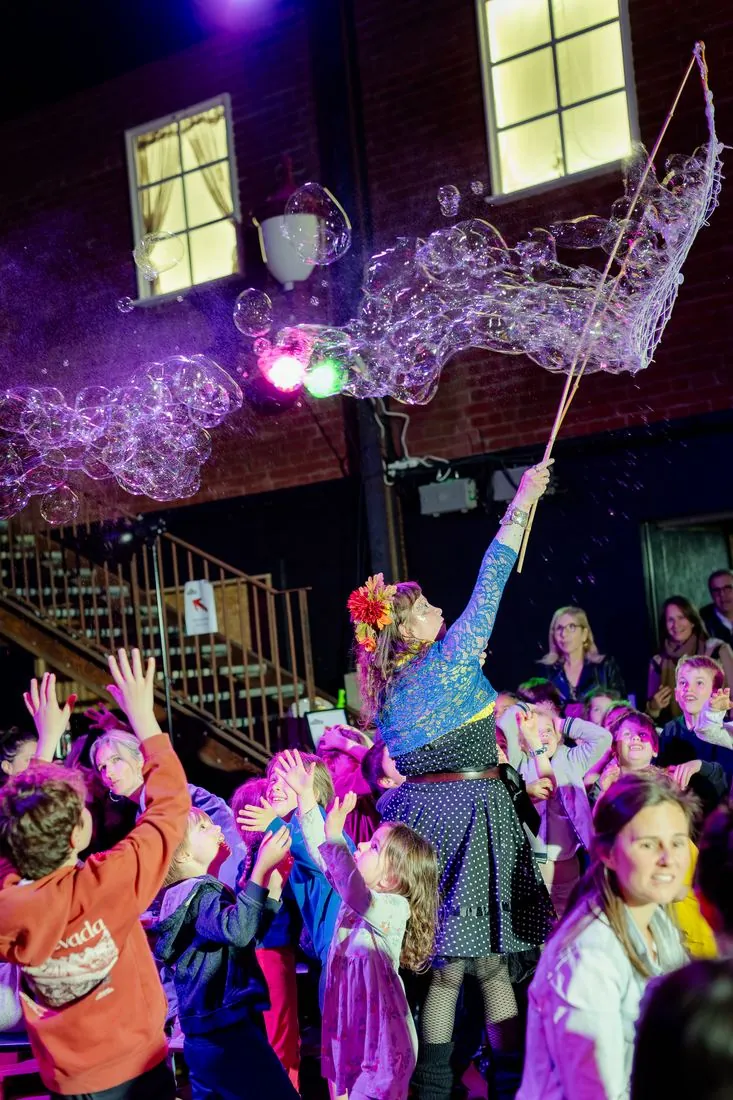 Spectacle de bulles géantes devant un public d’enfants