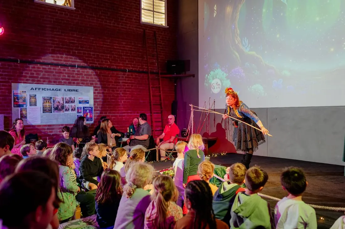 Spectacle pour enfants devant une projection colorée