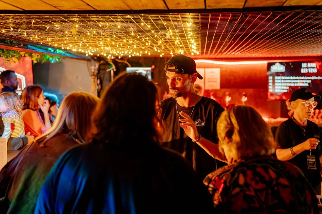 Ambiance de bar animée sous des guirlandes lumineuses