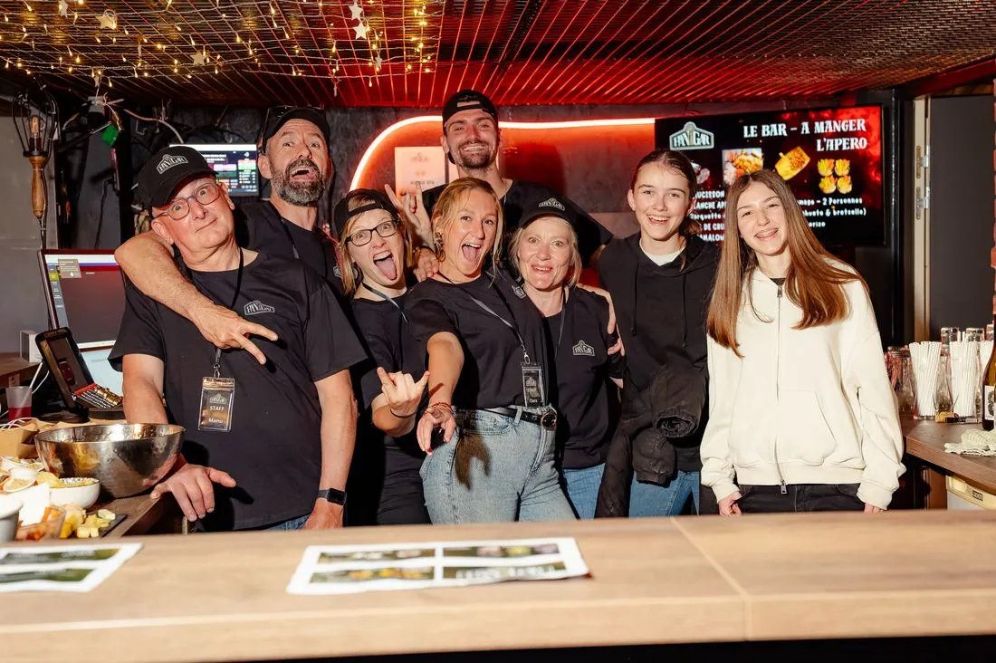Équipe souriante derrière le bar lors d’un événement