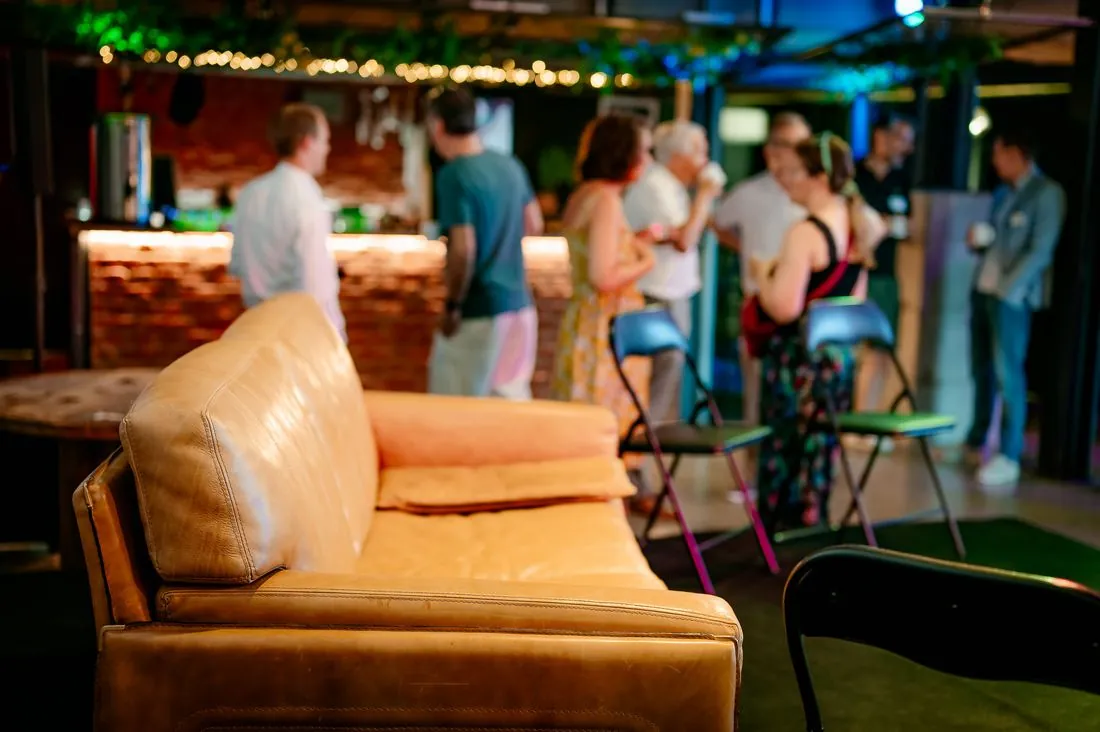 Espace lounge avec canapé en cuir lors d’une soirée