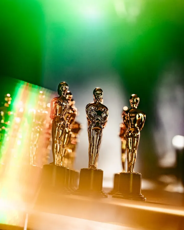 Trophées dorés sous des lumières de scène lors d’une soirée d’entreprise